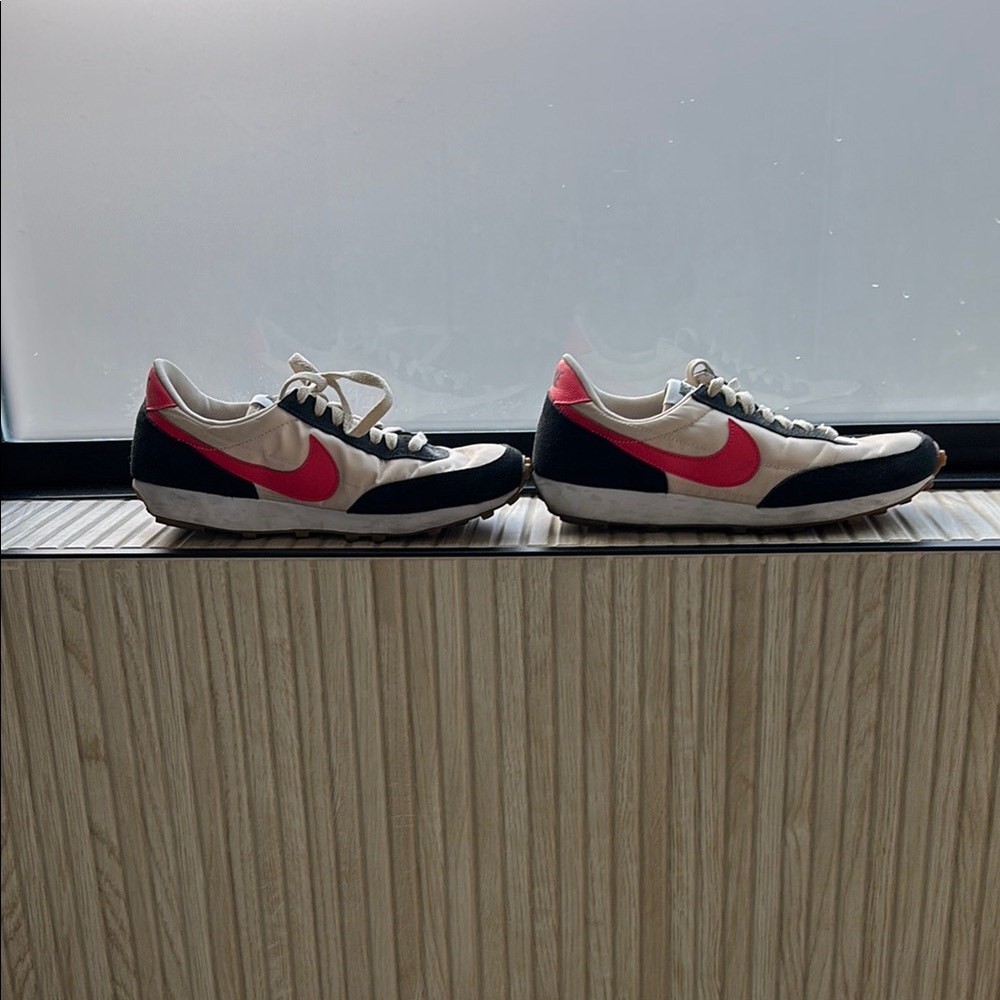 Like New-Nike Women’s Navy and Red Sneakers